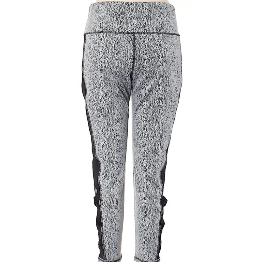 🧘‍♀️ Ideology Capri Workout Pants - Picture 2 of 7